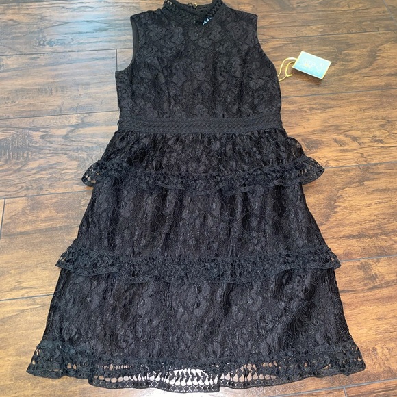 Cece Brea Tiered Lace Sheath Dress - Picture 2 of 4